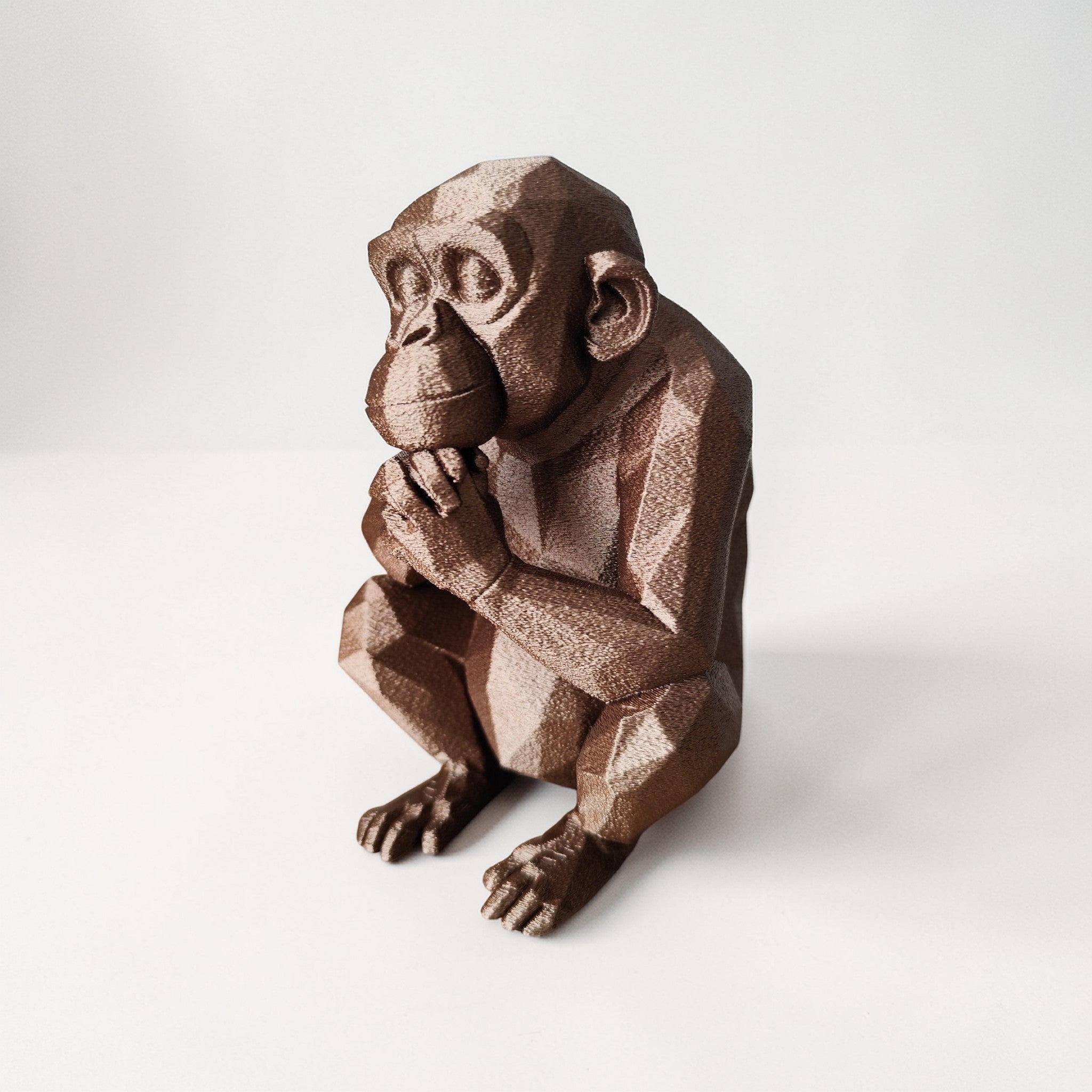 Low-Poly Affe – Denkender Schimpanse Skulptur