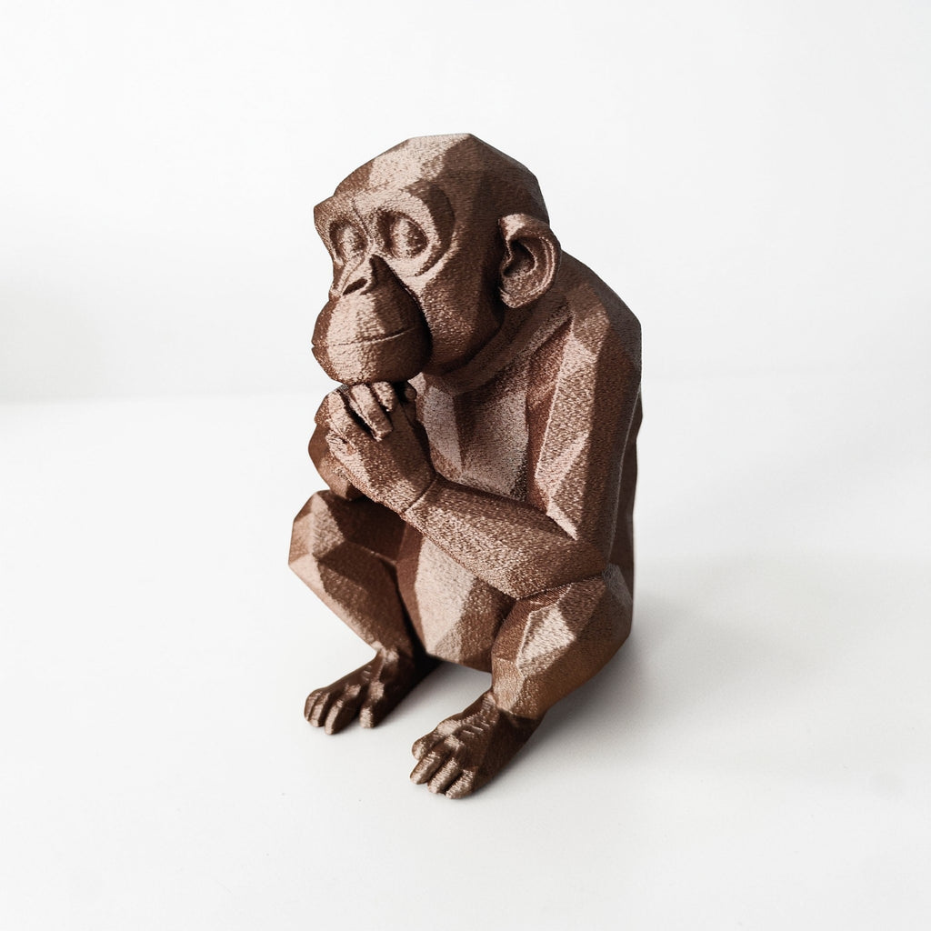 Low-Poly Affe – Denkender Schimpanse Skulptur