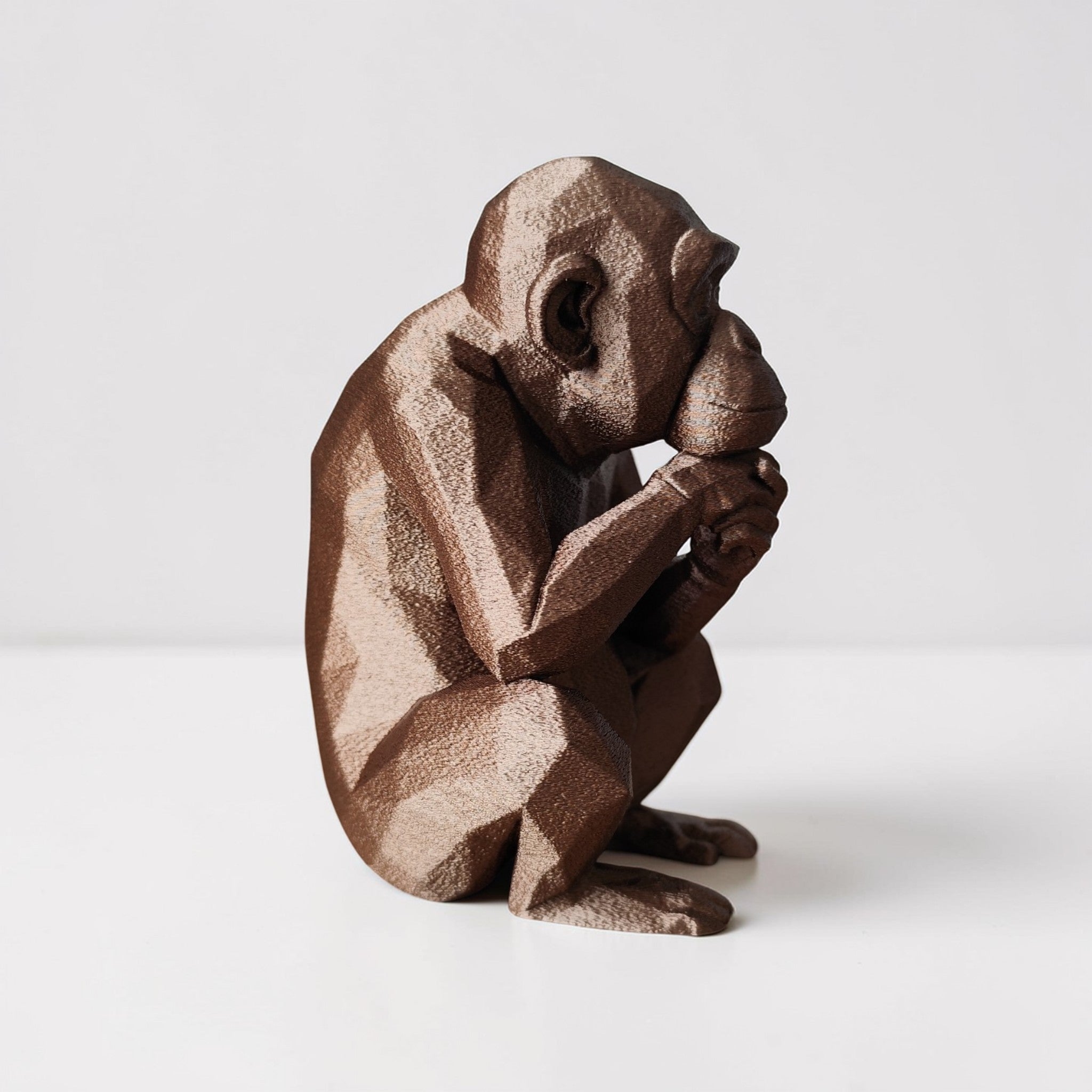 Low-Poly Affe – Denkender Schimpanse Skulptur