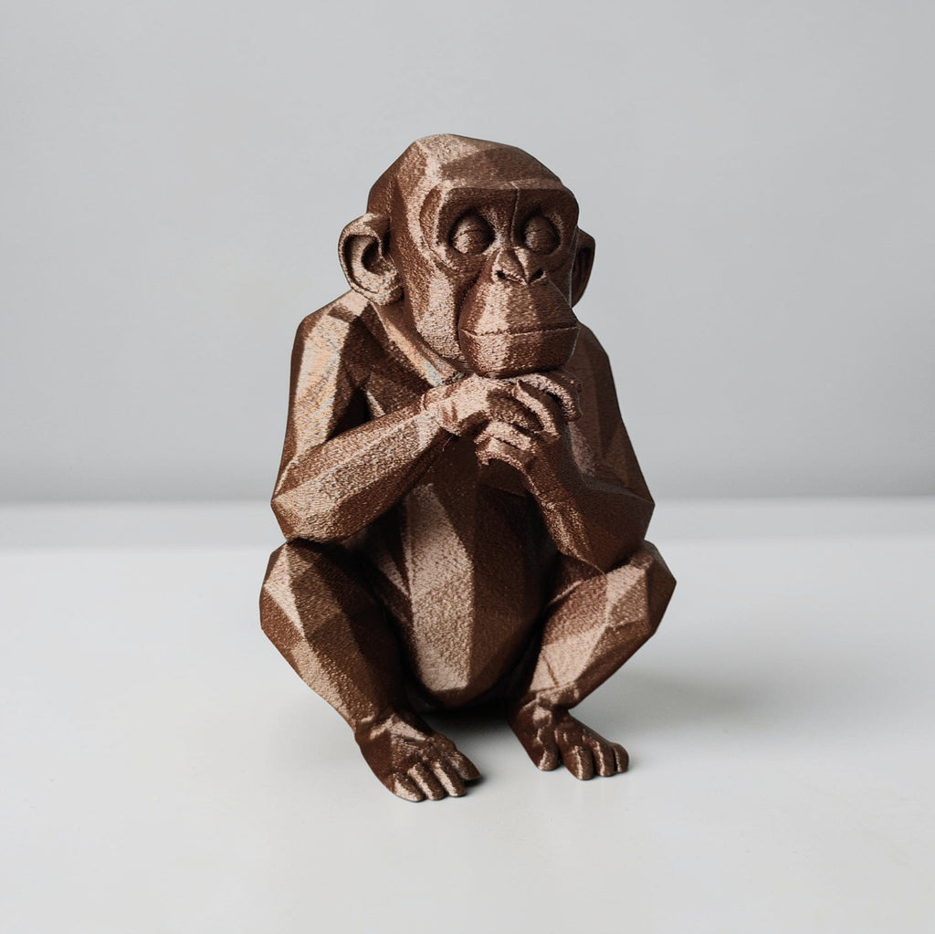 Low-Poly Affe – Denkender Schimpanse Skulptur