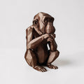 Low-Poly Affe – Denkender Schimpanse Skulptur